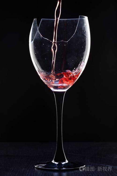 静物与上黑酒破碎的玻璃照片-正版商用图片1rb9wk-摄图新视界